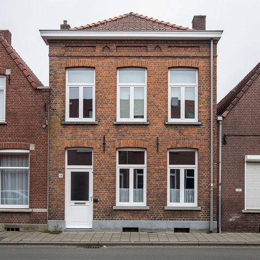 Arbeiderswoning Hengelo Tuindorp met nieuwe witte kunststof kozijnen en bakstenen gevel
