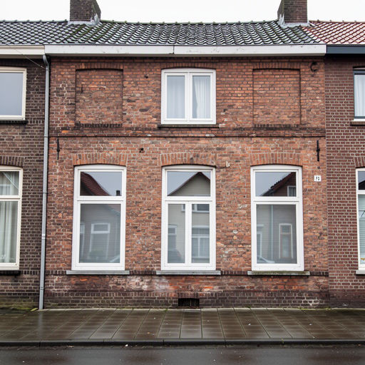 Gerenoveerde woning in Oldenzaal met nieuwe witte kunststof kozijnen en klassieke bakstenen gevel