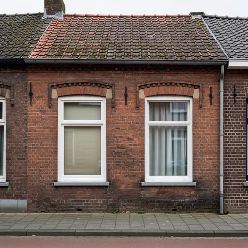 Karakteristieke woning in Gronau (DE) met nieuwe witte kunststof kozijnen tegen een rode bakstenen gevel