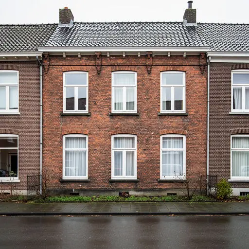 Arbeiderswoning Enschede Pathmos met nieuwe witte kunststof kozijnen rode baksteen gevel